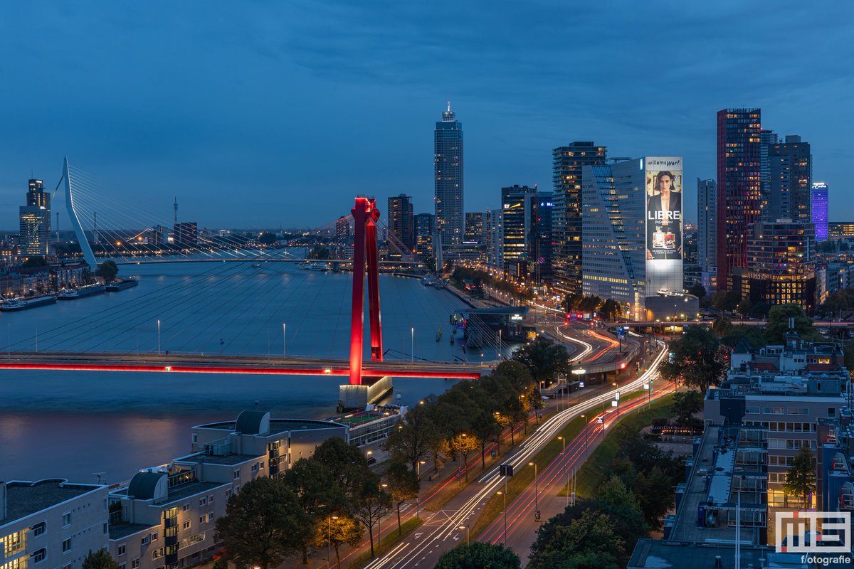 De #skyline van #Rotterdam tijdens het #blauweuurtje #architecture #night #fotograaf #photographer 

Meer op: ms-fotografie.nl