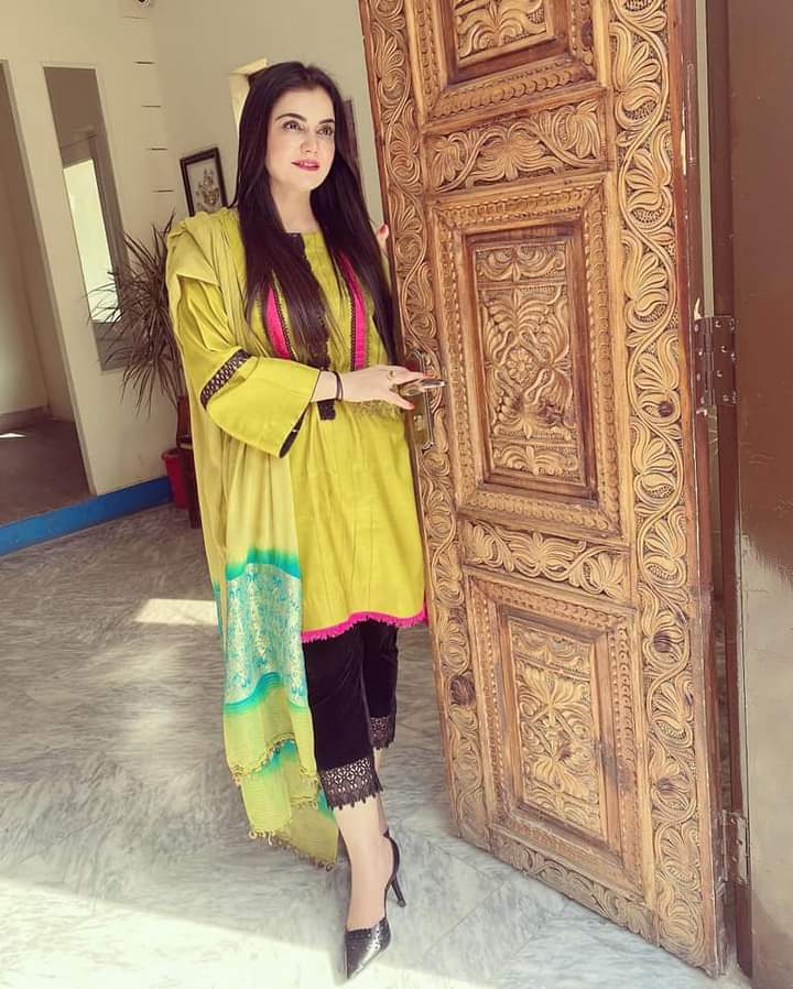 HooreenWafa's tweet photo. ما به شمع شمع کوله تا کړو جوړ رانه پتنګ
ما د قصده ويل ملنګ يم تا ريښتيا کړمه ملنګ۔
غني خان ❤🥀 https://t.co/7QJrI52gfA