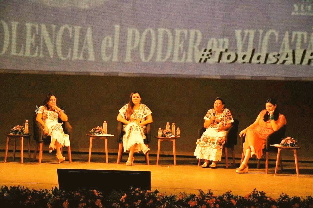 #Undíacomohoy hace 95 años, Yucatán fue el primer estado en reconocer el voto a las mujeres. Hoy celebramos desde este mismo #TeatroPeonContreras dónde las mujeres reclamaron ciudadanía, para construir una nueva sociedad sustentada en la democracia, la justicia y la igualdad.