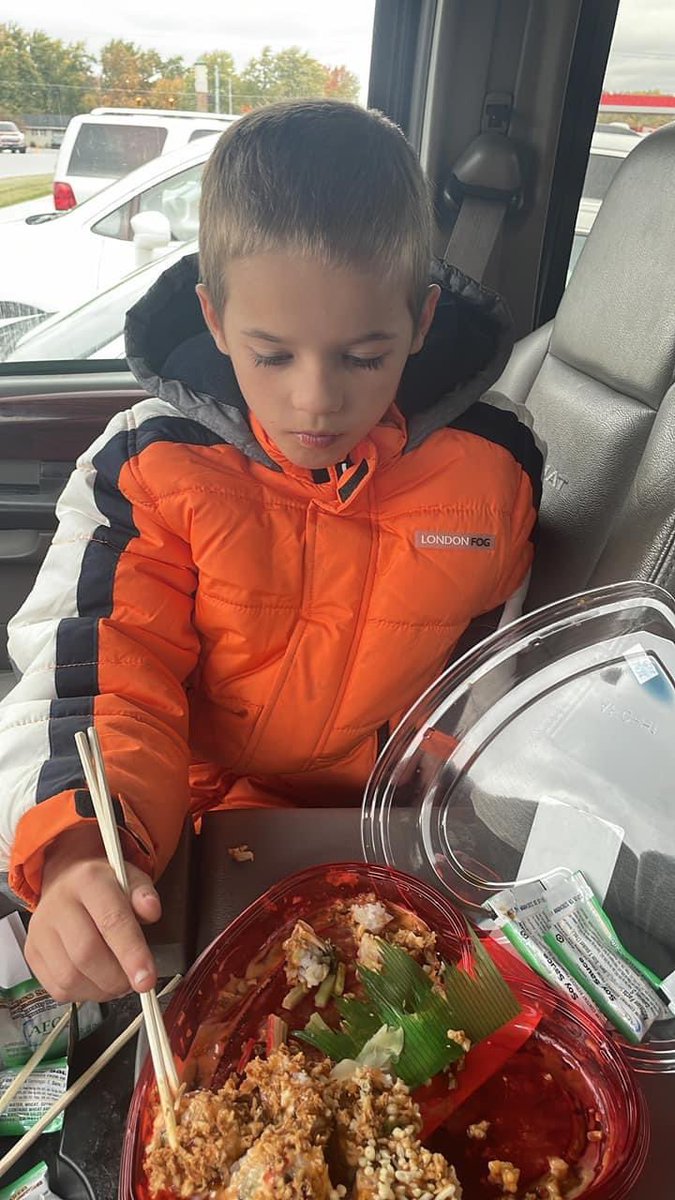 AnonymousMom17's tweet photo. Making the best of a bad situation. Having a a picnic in the truck with the littles as I wait for my husband to come save us because the back breaks went out; thankfully in the grocery store as we were trying to leave. https://t.co/Em6acH8g5Z