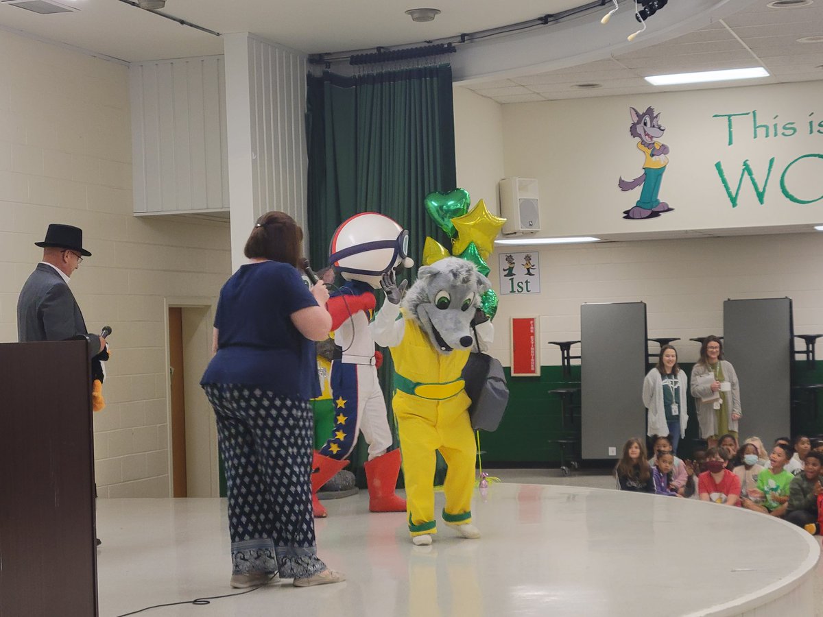 DanielleB4WMES's tweet photo. Reading challenge kick off!!
#WMES
#ONEPACK
#OURPACKISONTRACK
#CCEF https://t.co/J5ZgKyVxnr