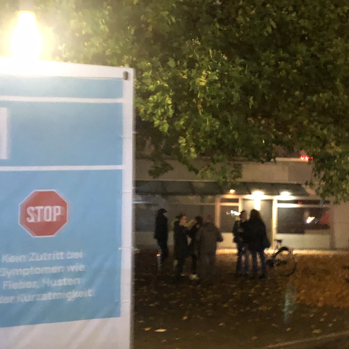 AtzigerAnarcho's tweet photo. An der U-Bahn-Station Osterstrasse in #Eimsbüttel stehen ein Dutzend Menschen mit einer Laterne in der Hand und unterhalten sich. Unter ihnen ein Ordner von #Querdenken. Sieht ganz nach einem Spaziergang von Schwurbler*innen aus. #NoBasisHH #NoNazisHH #CoronawatchHH https://t.co/mgS5xLOjfG