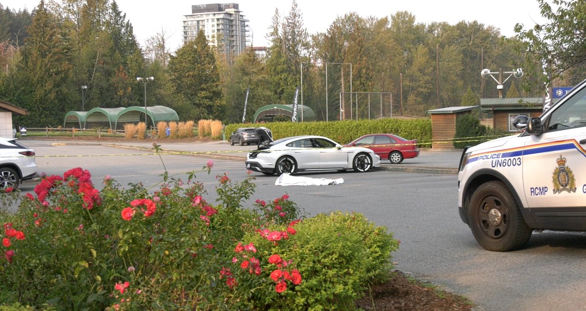MORE: I can see what appears to be a body under a blanket in the parking lot of the golf course
UBC RCMP on scene aren't giving any info but told me to expect <a href="/HomicideTeam/">IHIT</a> to speak to this
<a href="/CTVVancouver/">CTV News Vancouver</a> 
bc.ctvnews.ca/large-rcmp-pre…