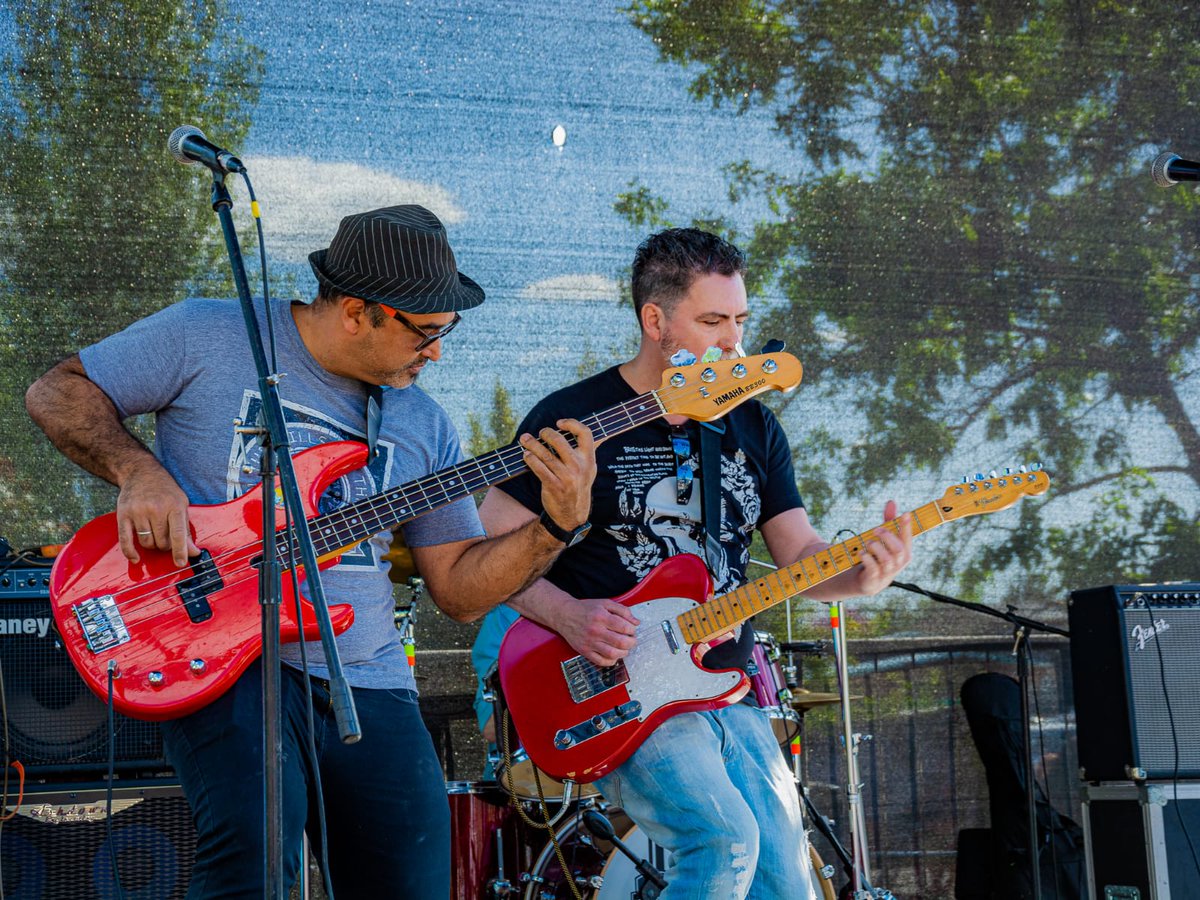 Tolkin72's tweet photo. Con los @EstimadosR en la 59º Fiesta Nacional de la Flor - Escobar
#yamahabass
@ZoomSoundLab 
@Escobar_Muni 
@escobarcultura https://t.co/Qc06UvsNWJ