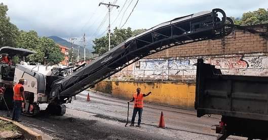 RafaelMaracay21's tweet photo. ¡Plan cayapa de asfaltado!

Activos en la curva del Castaño, iniciamos el fresado para luego asfaltar. Vamos juntos y juntas a construir un buen gobierno y brindar una atención óptima en materia de servicios públicos. Con el poder popular avanzamos con acciones..

#Maracay https://t.co/wThmvqpTB4