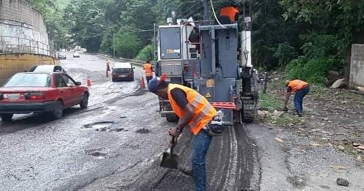 RafaelMaracay21's tweet photo. ¡Plan cayapa de asfaltado!

Activos en la curva del Castaño, iniciamos el fresado para luego asfaltar. Vamos juntos y juntas a construir un buen gobierno y brindar una atención óptima en materia de servicios públicos. Con el poder popular avanzamos con acciones..

#Maracay https://t.co/wThmvqpTB4
