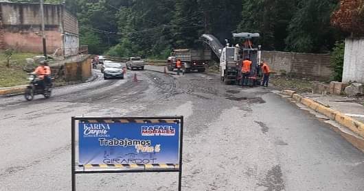 RafaelMaracay21's tweet photo. ¡Plan cayapa de asfaltado!

Activos en la curva del Castaño, iniciamos el fresado para luego asfaltar. Vamos juntos y juntas a construir un buen gobierno y brindar una atención óptima en materia de servicios públicos. Con el poder popular avanzamos con acciones..

#Maracay https://t.co/wThmvqpTB4