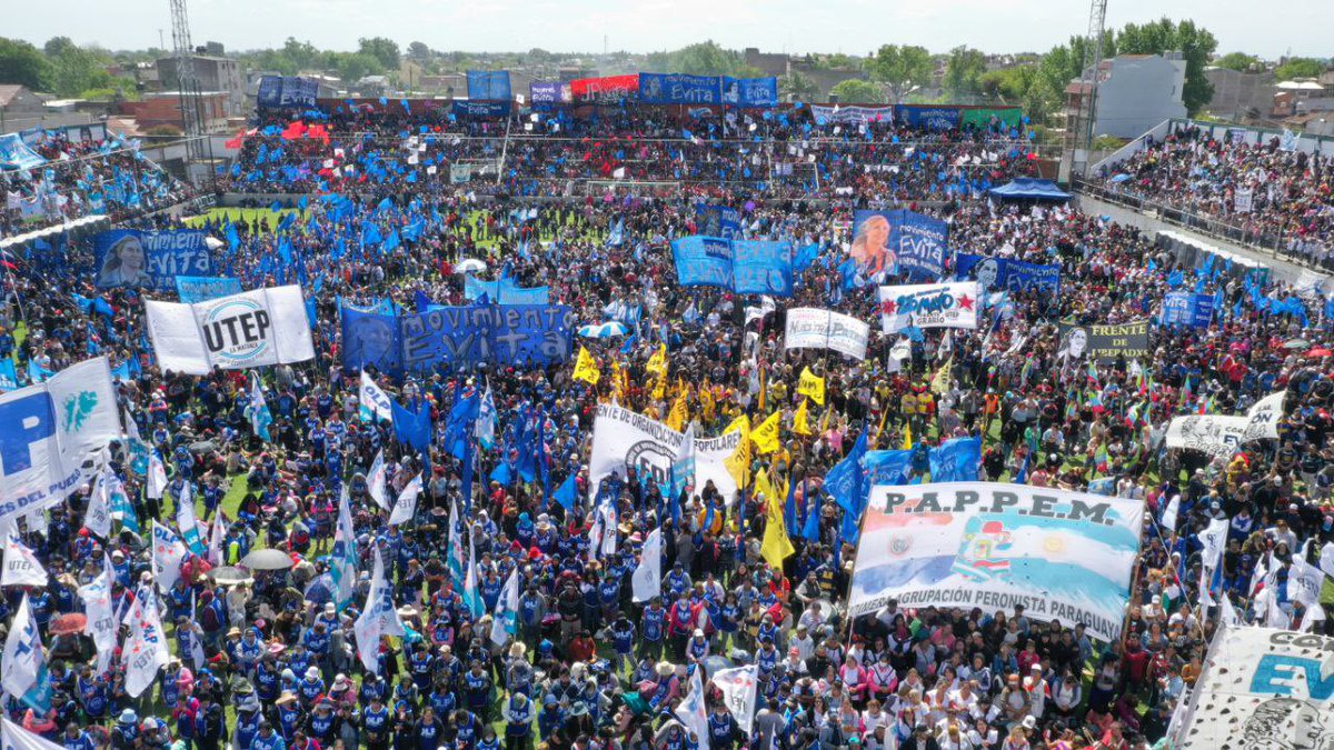 MovimientoEvita's tweet photo. En el #DíaDeLaLealtad arrancó el Cabildo Abierto de la militancia popular con más de 40 mil compañeras y compañeros de los Movimientos Populares✌🏼 https://t.co/bSNFXCu2bi