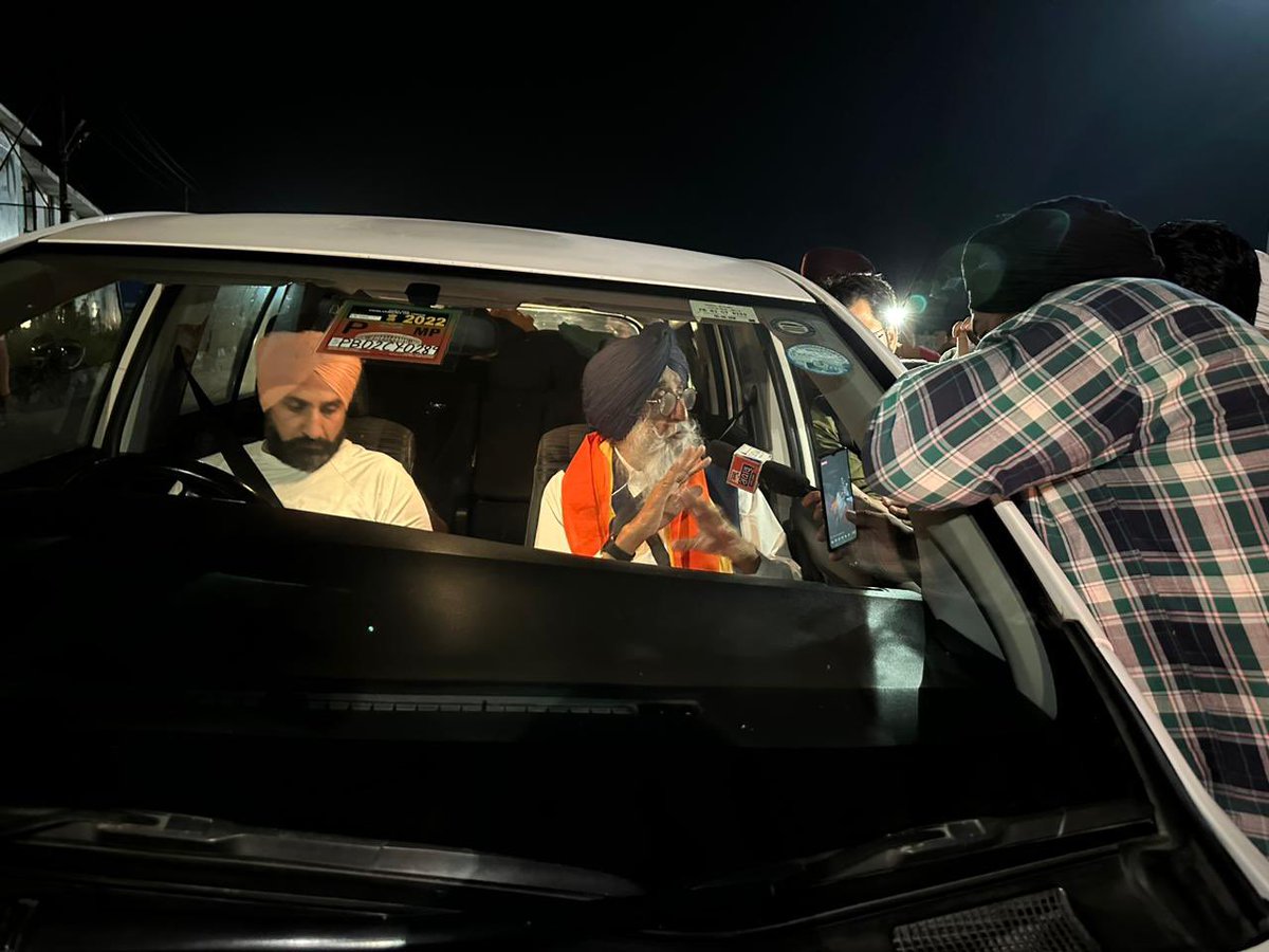 SimranjitSADA's tweet photo. Party Members &amp; I’ve entered J&amp;K. Police with orders from GOI have stopped my entry into Kashmir without assigning any reason. I have a Constitutional right to be represented by lawyer, which isnt being allowed. Union Home Minister Mr. Shah says there is complete peace in J&amp;K 1/2 https://t.co/yH4GE7sA08