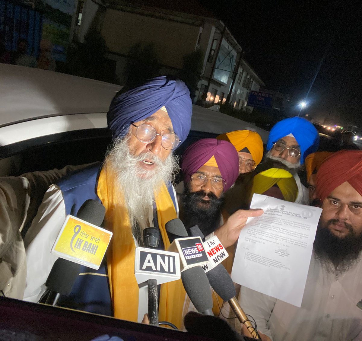 SimranjitSADA's tweet photo. Party Members &amp; I’ve entered J&amp;K. Police with orders from GOI have stopped my entry into Kashmir without assigning any reason. I have a Constitutional right to be represented by lawyer, which isnt being allowed. Union Home Minister Mr. Shah says there is complete peace in J&amp;K 1/2 https://t.co/yH4GE7sA08
