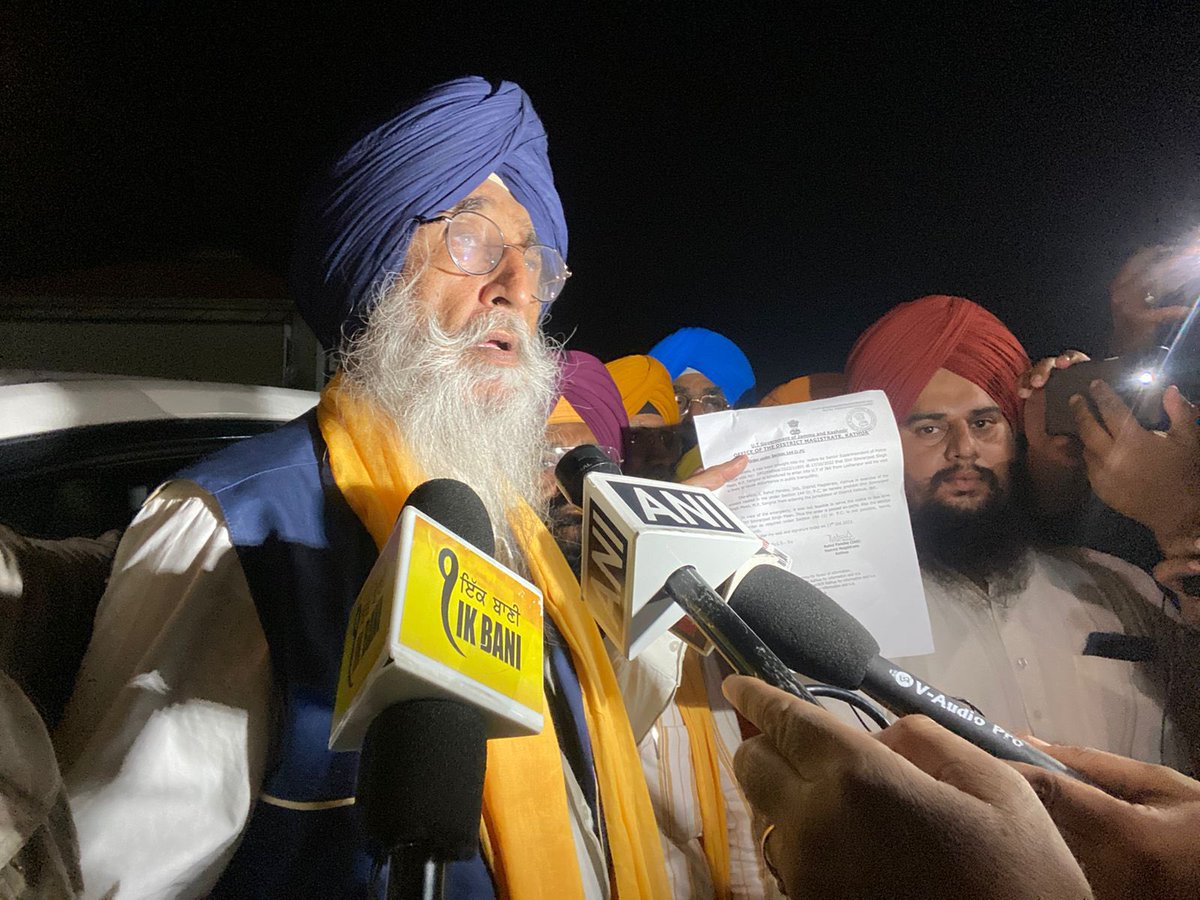 SimranjitSADA's tweet photo. Party Members &amp; I’ve entered J&amp;K. Police with orders from GOI have stopped my entry into Kashmir without assigning any reason. I have a Constitutional right to be represented by lawyer, which isnt being allowed. Union Home Minister Mr. Shah says there is complete peace in J&amp;K 1/2 https://t.co/yH4GE7sA08