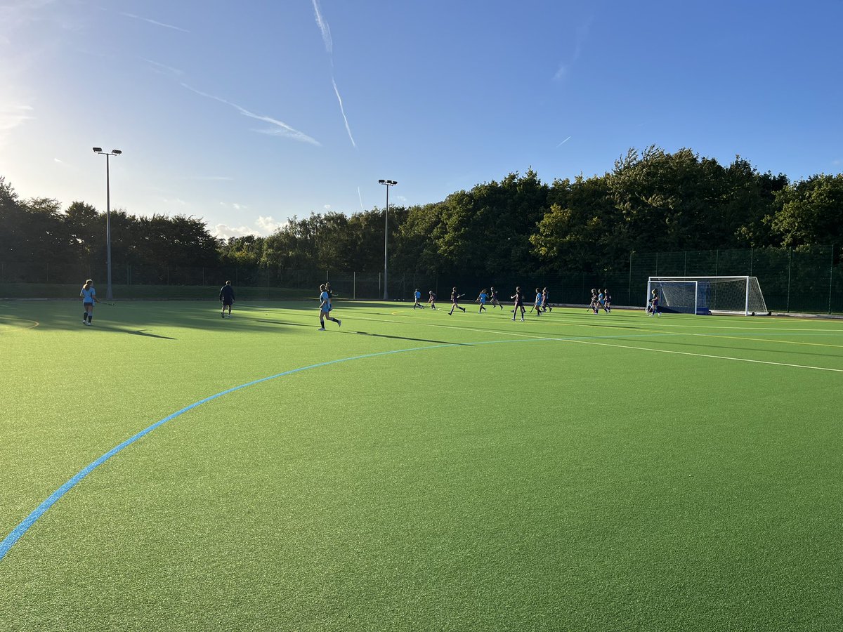 Our U14 Hockey squad had their first game of the league against Sutton High 🏑 The squad faced some new changes moving up into the U14 league, with more players and playing on a full-size Hockey Pitch 🤩 It was a great first match from the team with lots of positive take-aways 🙌🏻