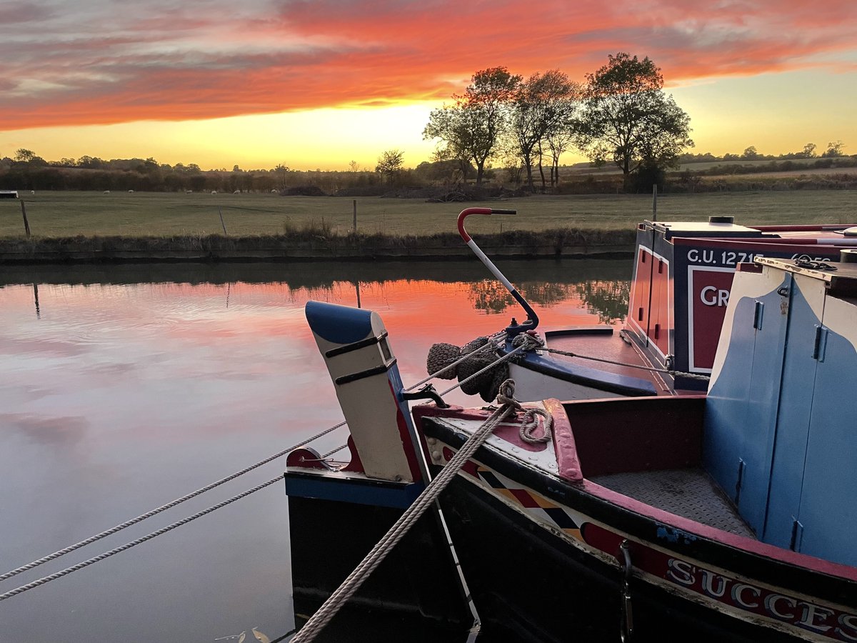 maines_steve's tweet photo. Sunset over the boats. https://t.co/jy11zFnObV