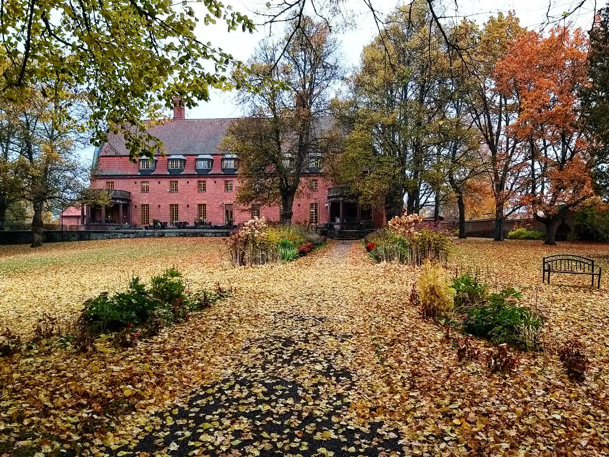 Jenai_lucas's tweet photo. The #Vanajanlinna #MorsiusSuite treats me well for 2nights stay.. .🏰
#LastWeekend #MiniVacay #WeekendOff #ChefOff #FallColors https://t.co/kcQqm3yHcl