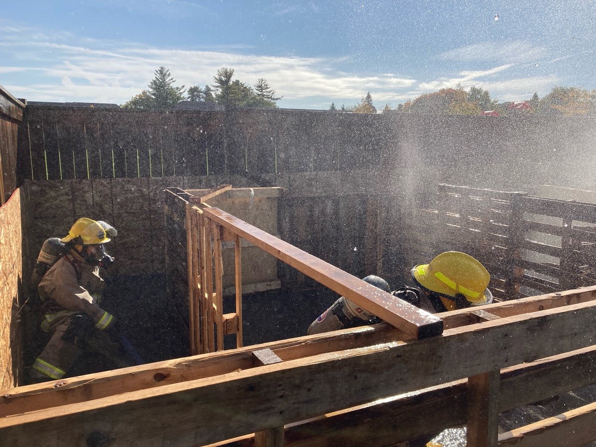 NOTLfiredept's tweet photo. This past weekend, @Town_of_NOTL recruit #firefighters trained on hose and nozzle handling techniques as part of their 300+ hour training program!
#commiment #teamwork #community https://t.co/xd9kxIk8uE