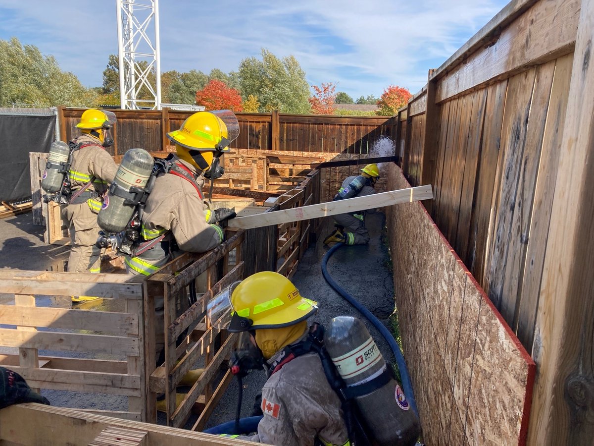 NOTLfiredept's tweet photo. This past weekend, @Town_of_NOTL recruit #firefighters trained on hose and nozzle handling techniques as part of their 300+ hour training program!
#commiment #teamwork #community https://t.co/xd9kxIk8uE