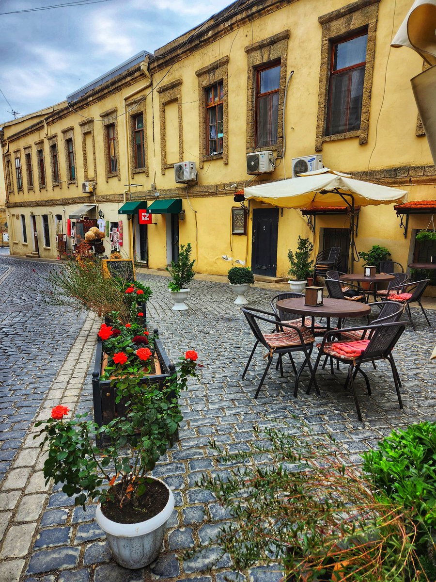 Thoroughly enjoyed exploring #Baku Old Town today.

We wandered the back streets and did a walking tour. Such a pretty city with lots to learn about!

<a href="/AzerbaijanPA/">AzerbaijanPA</a> <a href="/Azerbaijan/">Azerbaijan 🇦🇿</a> #Azerbaijan