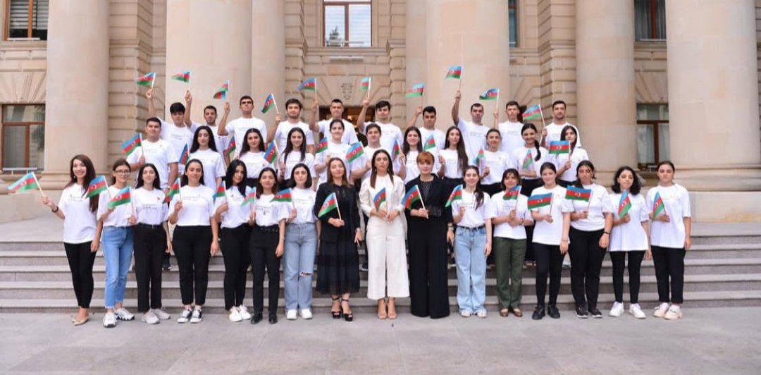 Muslume19's tweet photo. @LAbdullayevaMFA Dəyərli Leyla xanım sizi bu yeni vəzifəniz münasibətilə təbrik edirəm və işlərinizdə bol bol uğurlar arzulayıram 😇🙂. Diplomatiya Könüllüsü olaraq sizi tanımaq çox xoş idi https://t.co/gjMKx39g6b