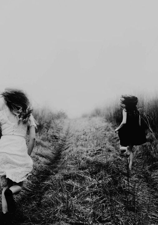 literlandweb1's tweet photo. “Me percaté entonces de que la alegría es un estado del alma y no una cualidad de las cosas; que las cosas en sí mismas no son alegres ni tristes, sino que se limitan a reflejar el tono con que nosotros las envolvemos”.
"La sombra del ciprés es alargada", Miguel Delibes https://t.co/sLkeaqMkuj