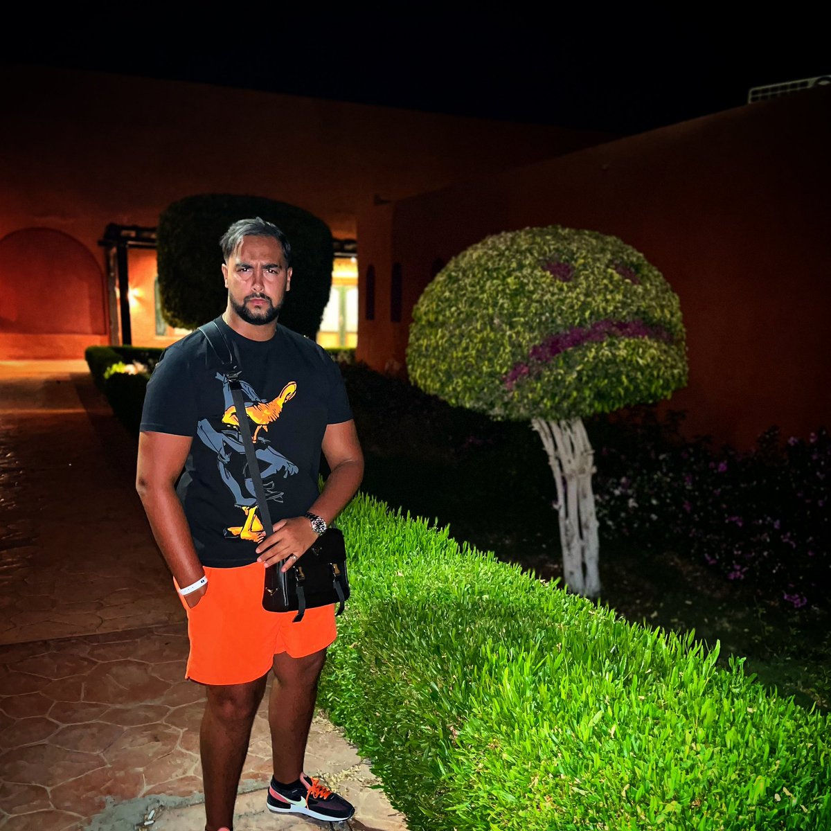 UnZinzin's tweet photo. Elle me regarde alors qu’elle tiens le bras de son homme 🤷🏽‍♂️ https://t.co/IsvRds3UFf