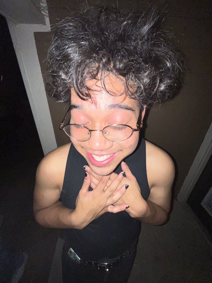 insleyoh's tweet photo. Cursed photos of me https://t.co/qWcLwSTiWj