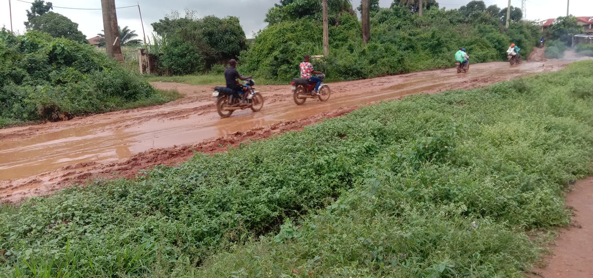 hellotunde's tweet photo. @sfojoemmanuela This is the current state of Oke-Aro-Agbado road in Ogun state. There's an abandoned state owned secondary school in the area as well. Is there any hope for these people? #BadRoad #OgunState https://t.co/t2j6Iu825y
