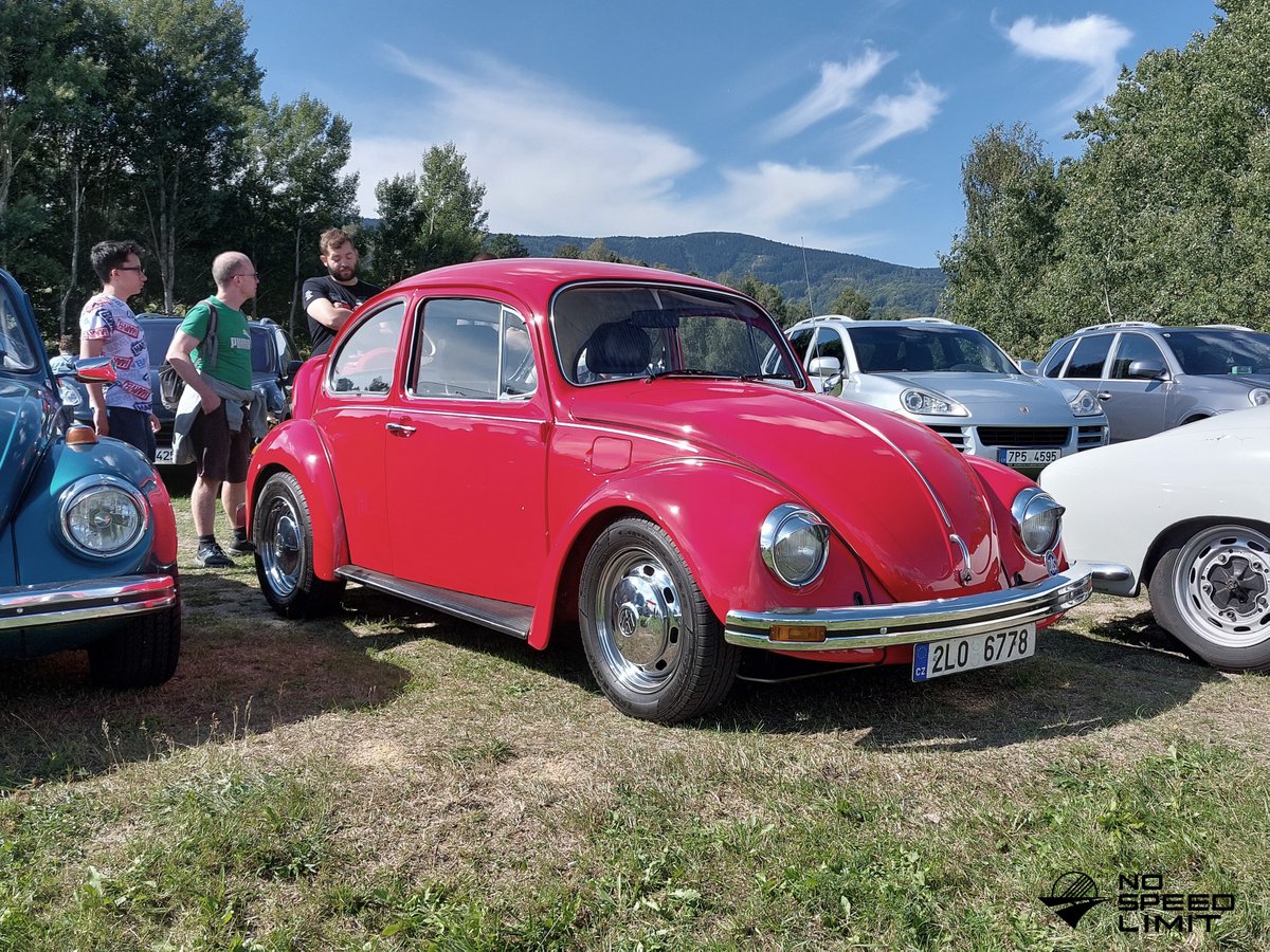 #vwbug #vwbeetle #wvKäfer #vwcox #vwmaggiolino at the #InternationalFerdinandPorscheFestival - 2022 #SportovníAreálVesec, #Liberec (CZ) 🇨🇿  #FerdinandPorsche. More: no-speedlimit.it/Ferdinand_Pors… #aircooledVW #flat4 #rearengine