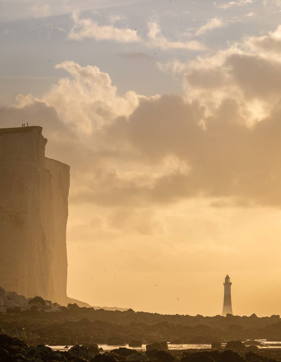 SuxxesPhoto's tweet photo. Walking east along the perilous beach at low tide from Birling gap to beachy head lighthouse.
#birlinggap 
#beachyheadlighthouse https://t.co/gBIlnedOTk