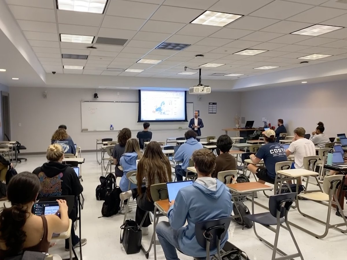 EPWashingtonDC's tweet photo. Visiting @UNC Chapel Hill is a treat whether you're there for the amazing @GoHeels or meeting impressive students and staff. We spent a day with @UNCEurope. So great to meet students passionate about EU affairs and committed to 🇪🇺-🇺🇸 relations. #BetterTogether #JMintheUS https://t.co/Jgv1GjBq4u