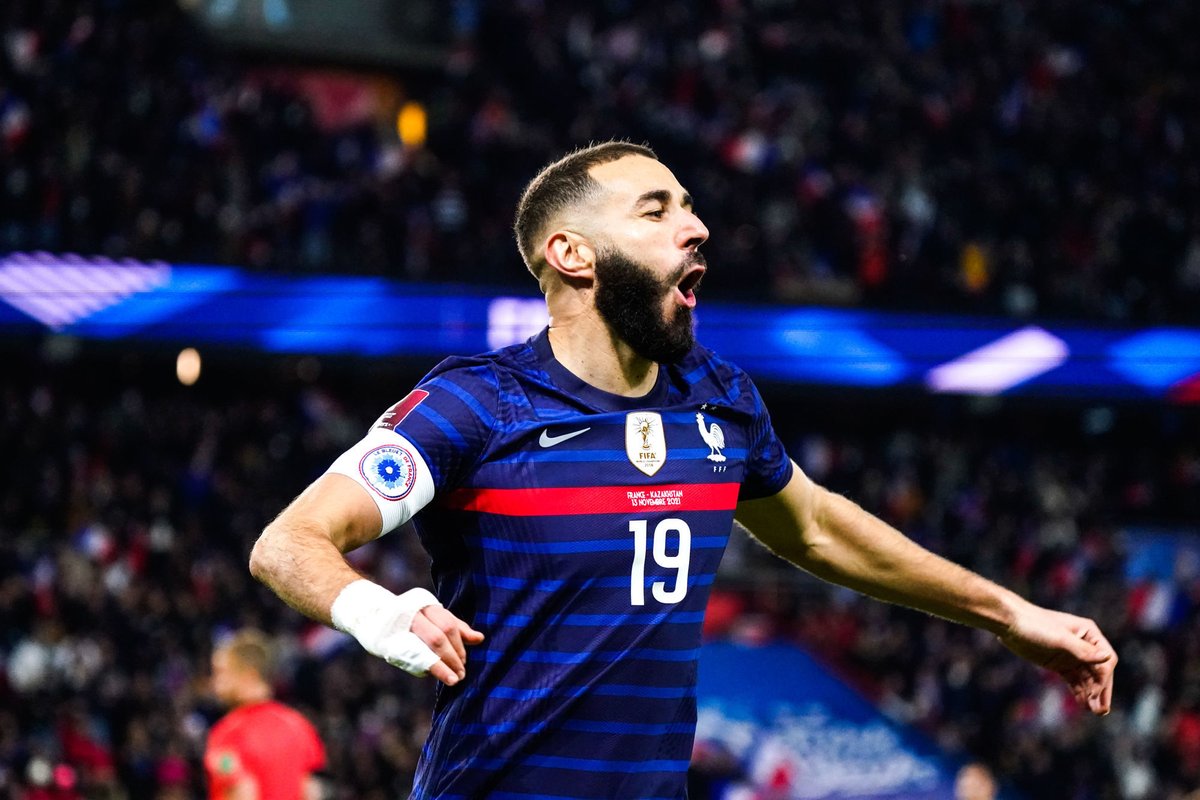 ActuFoot_'s tweet photo. 🚨 Karim Benzema devient le 5ème Français de l’Histoire à devenir #BallondOr après…

🇫🇷 Raymond Kopa (1958)
🇫🇷 Michel Platini (1983, 1984, 1985) 
🇫🇷 Jean-Pierre Papin (1991)
🇫🇷 Zinédine Zidane (1998) https://t.co/BCHnD59WVm