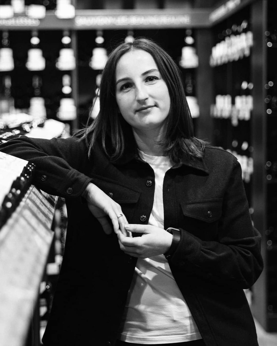 This is Viktoriya, the pregnant woman who was killed today at her home in Kyiv by a Russian-Iranian drone, along with her husband and cat. She was Kyiv's top sommelier and worked at the Goodwine store chain. They published a tribute to her on social media
#RussiaIsATerroristState