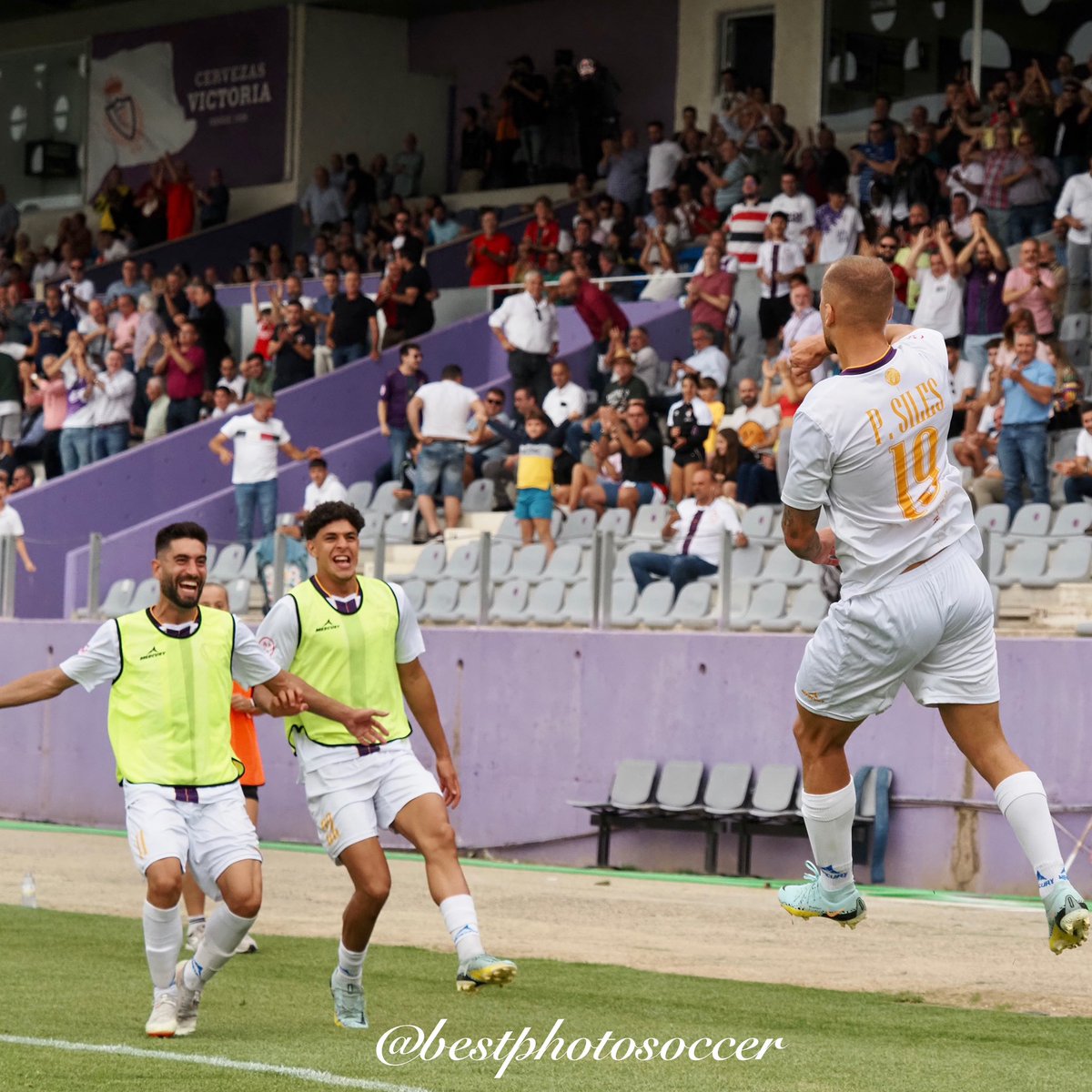 bestphotosoccer's tweet photo. ‘El Real Jaén se mantiene intratable en la Victoria’.
@RealJaenCF
| 2-0 |
@CD_HuetorVega
📷 @bestphotosoccer
📰 @ideal_jaen
✍️ @joseantguti
#HalaJaén
#SentimientoCentenario #rjcf1922 #bestphotosoccer #TerceraRFEF #sportphotography #sports #olympus #football #soccer #jaen https://t.co/CQUjHYPj84