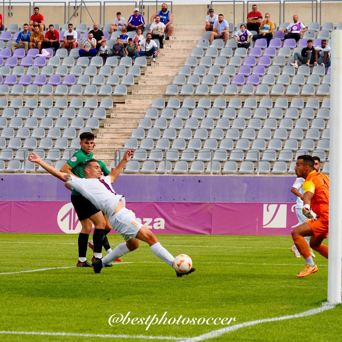 bestphotosoccer's tweet photo. ‘El Real Jaén se mantiene intratable en la Victoria’.
@RealJaenCF
| 2-0 |
@CD_HuetorVega
📷 @bestphotosoccer
📰 @ideal_jaen
✍️ @joseantguti
#HalaJaén
#SentimientoCentenario #rjcf1922 #bestphotosoccer #TerceraRFEF #sportphotography #sports #olympus #football #soccer #jaen https://t.co/CQUjHYPj84