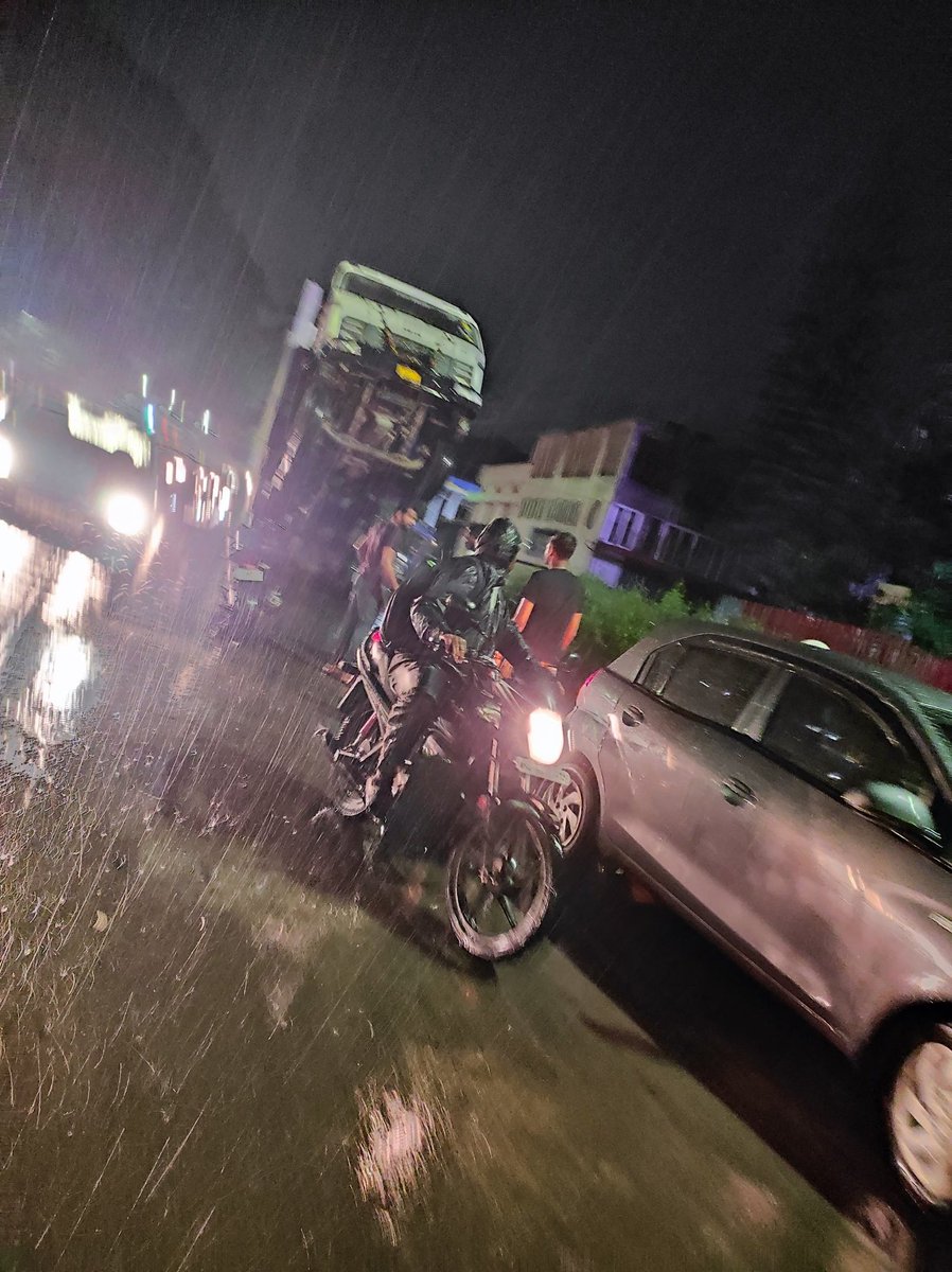 niru411's tweet photo. Opposte to McDonald's, near Karishma society,Kothrud,Pune. Truck carrying Sand standing upright #punerains https://t.co/ui9MIlC1FW