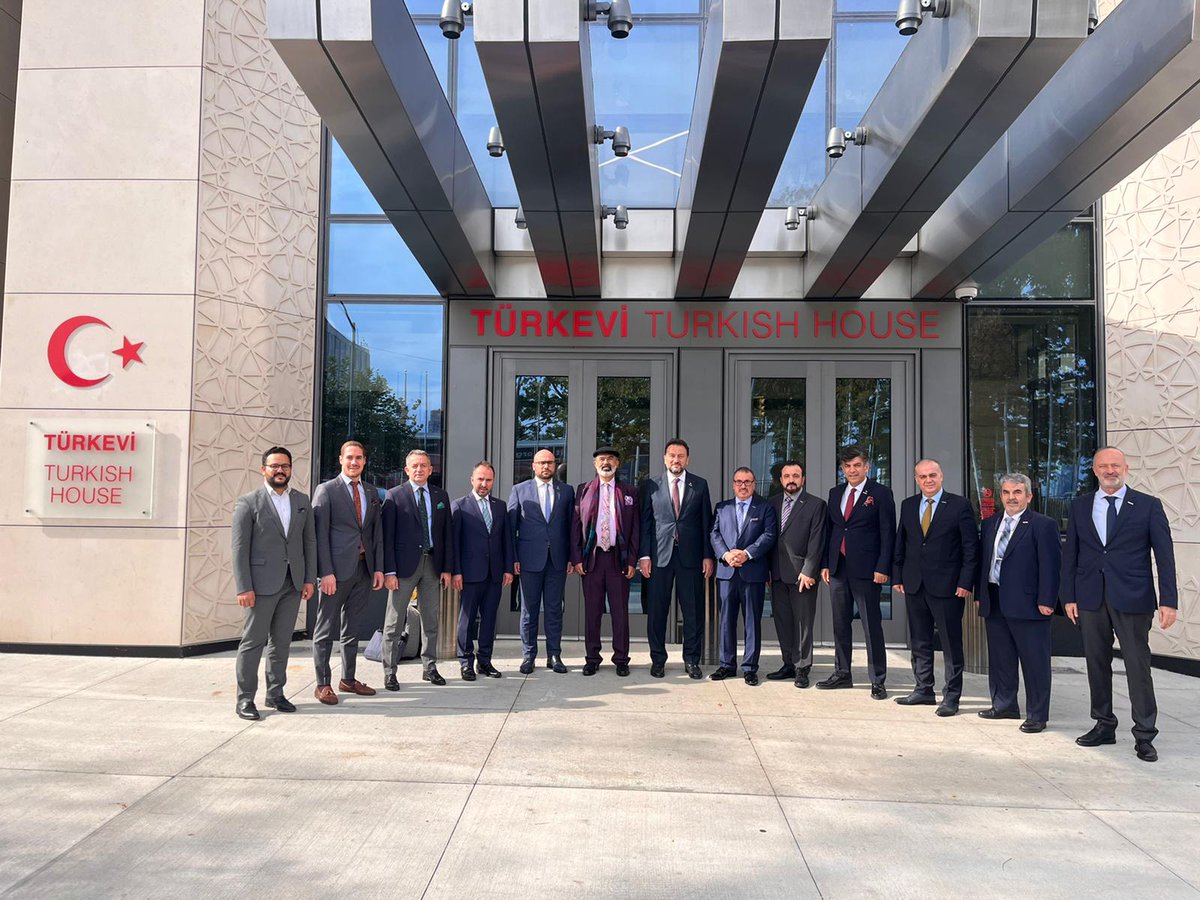 📍New York'tayız.

Eylül 2021'de Cumhurbaşkanımız Sayın <a href="/RTErdogan/">Recep Tayyip Erdoğan</a>'ın teşrifleriyle açılan New York Türk Evi, hem bünyesinde barındırdığı ticari unsurlar hem de kültürel galeriler ile ülkemizin tanıtımına önemli katkı sağlıyor.