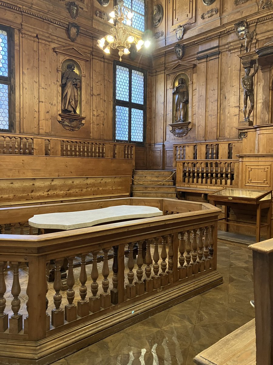 Heute den ersten Vortrag zum Niederdeutschen und zur niederdeutscher Literatur an der Uni Bologna gehalten. Danach unrelated dazu das anatomische Theater der Uni besichtigt.