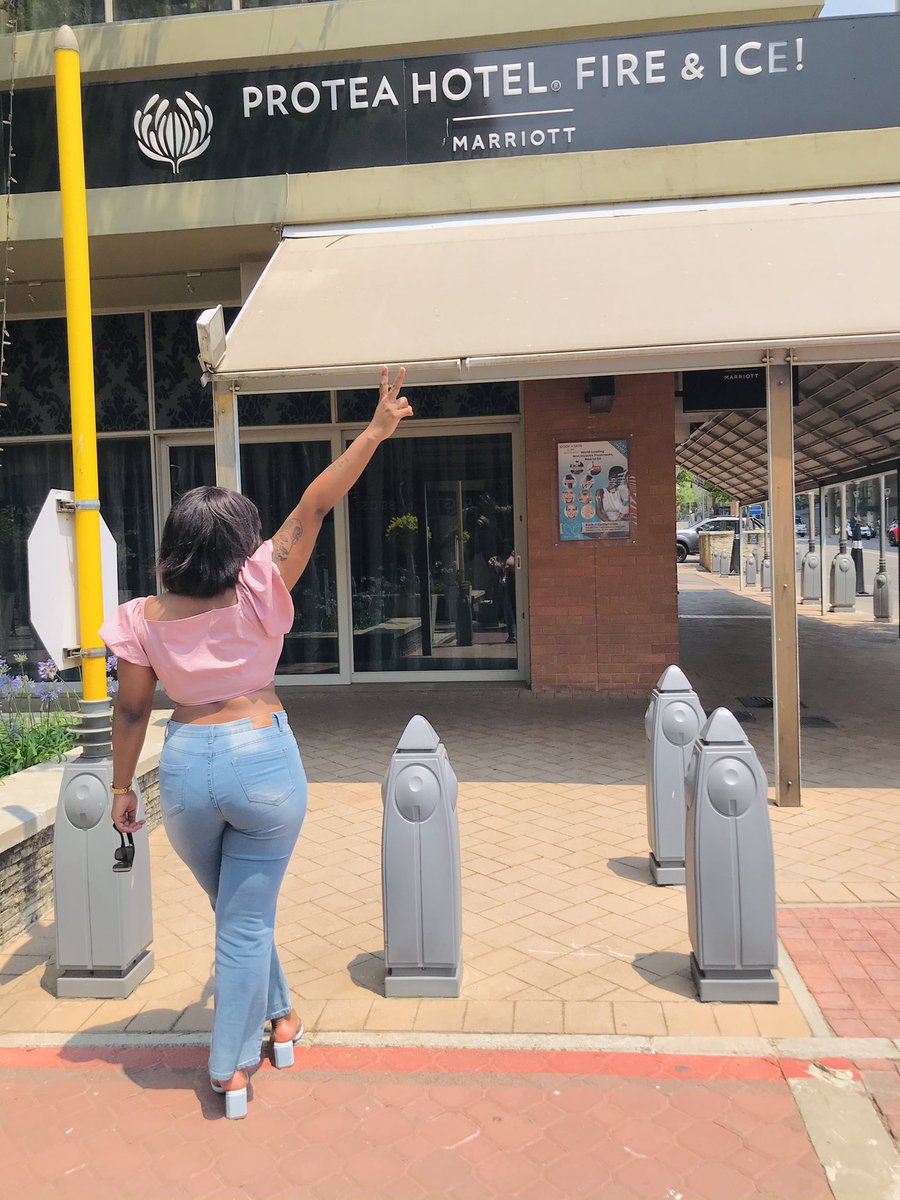 GuguMoloantoa's tweet photo. Weekend p/d at Melrose Arch #DjAtWork ๐คญ๐๐ต https://t.co/E6xFENF7Jv