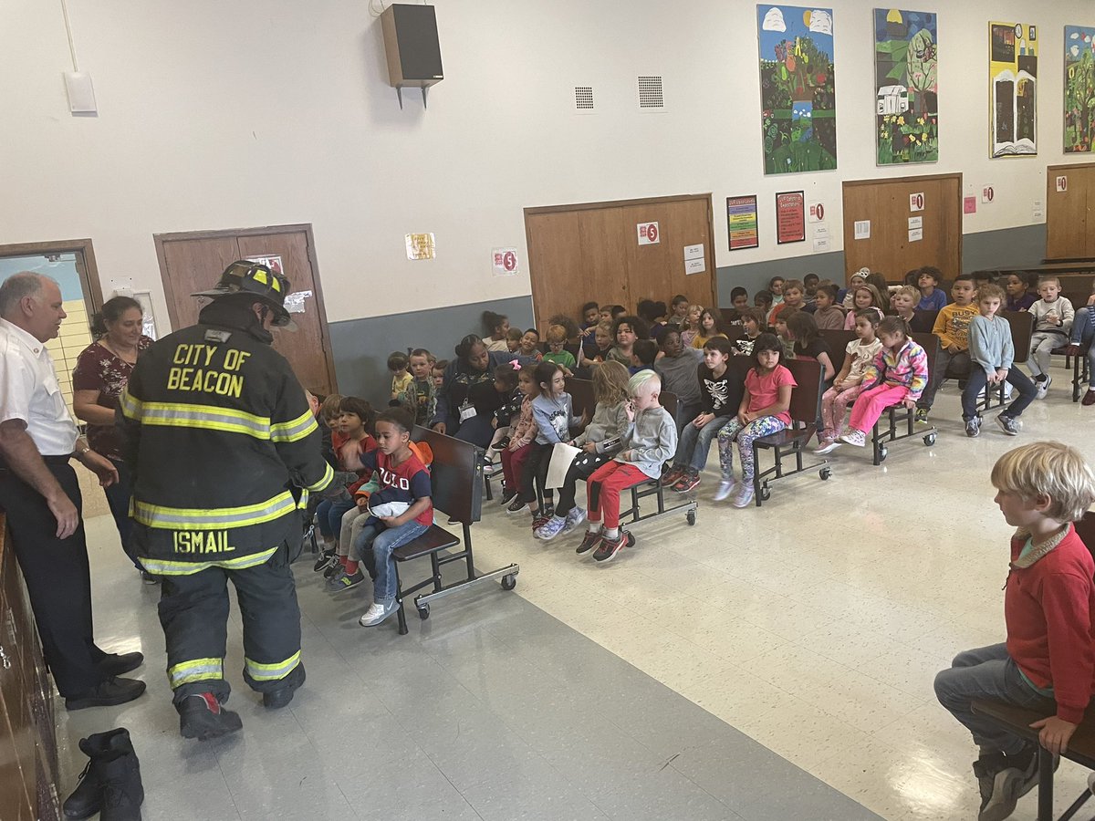 MsSessoms's tweet photo. Thank you @cityofbeacon Fire Dept. Chief VanVoorhis for todays Fire Prevention &amp; Safety assembly! #firesafetymonth #fireprevention @JVFElementary @jvfptso #JVFConnectED https://t.co/0hsIBN8Gh4