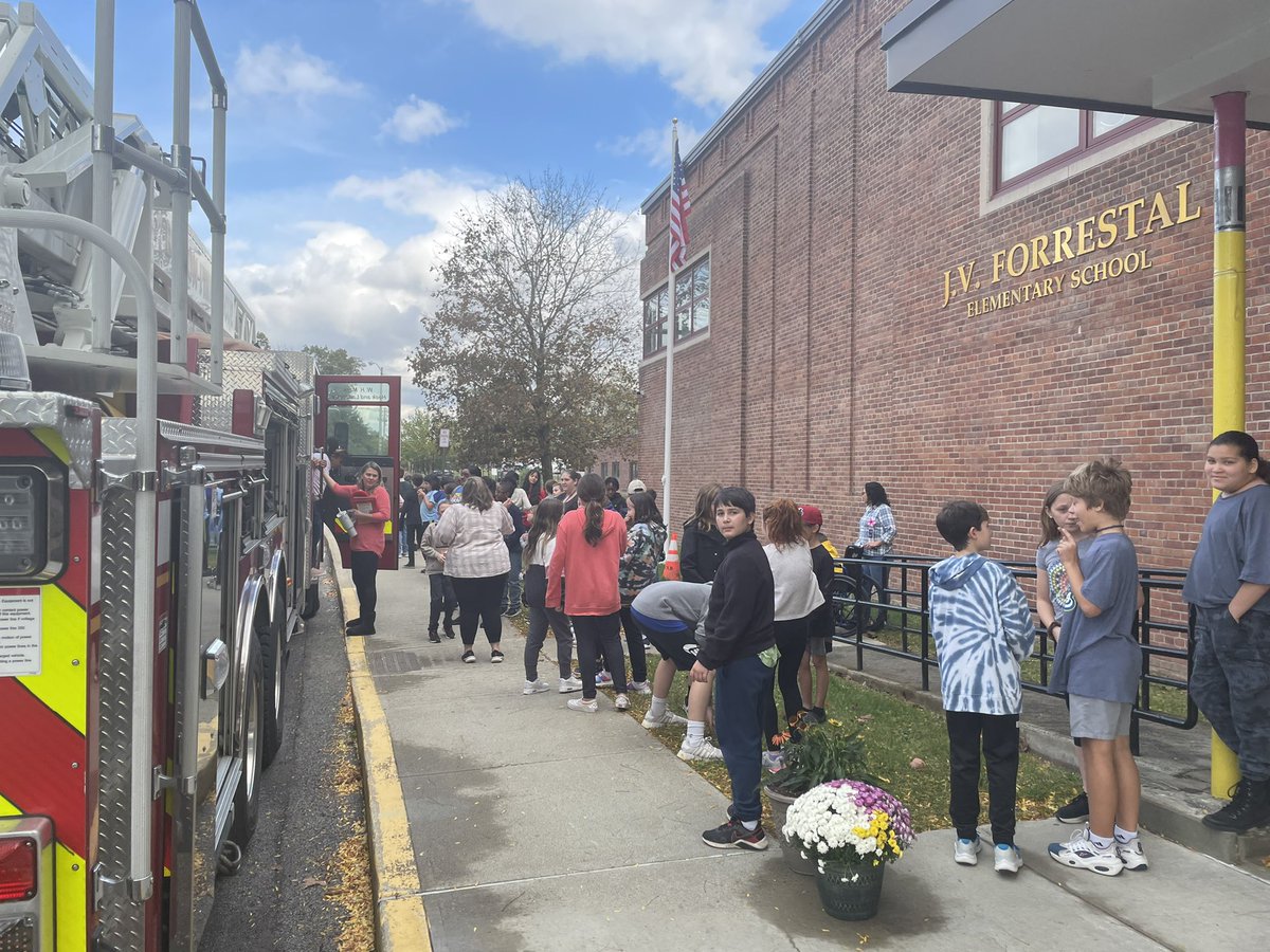 MsSessoms's tweet photo. Thank you @cityofbeacon Fire Dept. Chief VanVoorhis for todays Fire Prevention &amp; Safety assembly! #firesafetymonth #fireprevention @JVFElementary @jvfptso #JVFConnectED https://t.co/0hsIBN8Gh4