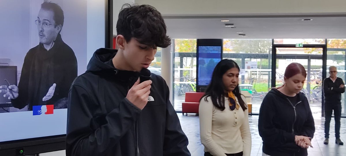 cedricmouyen's tweet photo. Hommage sobre des élèves de @LPO_LouisArmand à Samuel Paty, lecture d’extraits du discours de sa sœur Mickaelle. Une minute de silence impressionnante suivie d’applaudissements dignes. https://t.co/P8NDDqSxoc