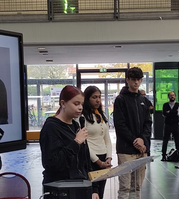 cedricmouyen's tweet photo. Hommage sobre des élèves de @LPO_LouisArmand à Samuel Paty, lecture d’extraits du discours de sa sœur Mickaelle. Une minute de silence impressionnante suivie d’applaudissements dignes. https://t.co/P8NDDqSxoc