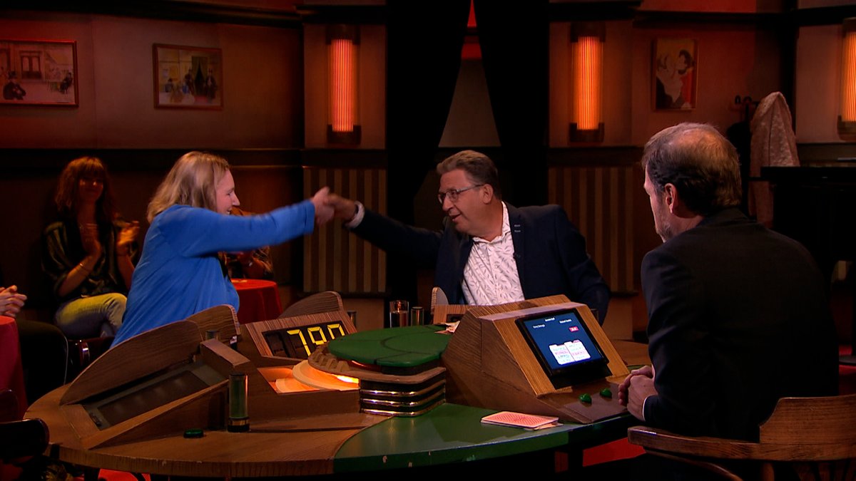 MesOpTafel's tweet photo. De heer Veerink wint en wordt gefeliciteerd door mevrouw Kalff. Sportief.

#MesOpTafel https://t.co/QejLIEPnJj