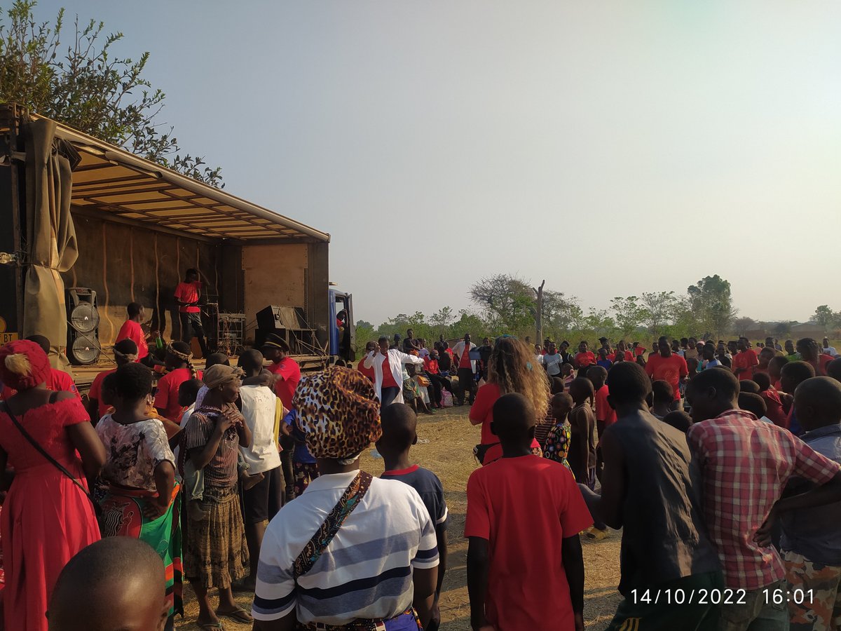 VoicesMalawi's tweet photo. Voices Malawi took part in the public engagement in Rumphi in the Talk-About-Tsetse initiative a collaboration by @MacLeod_Group @kuhes_mw @SurgeScotland @mlw
@NicolaVeitchUoG @MWStreetScience @LumbaniPete @waltadamson
#ParasiteStreetScience
#TalkAboutTsetse https://t.co/8UytGsFdHR