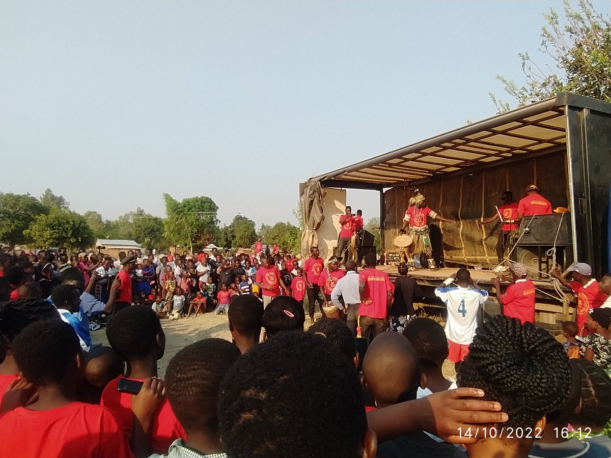 VoicesMalawi's tweet photo. Voices Malawi took part in the public engagement in Rumphi in the Talk-About-Tsetse initiative a collaboration by @MacLeod_Group @kuhes_mw @SurgeScotland @mlw
@NicolaVeitchUoG @MWStreetScience @LumbaniPete @waltadamson
#ParasiteStreetScience
#TalkAboutTsetse https://t.co/8UytGsFdHR