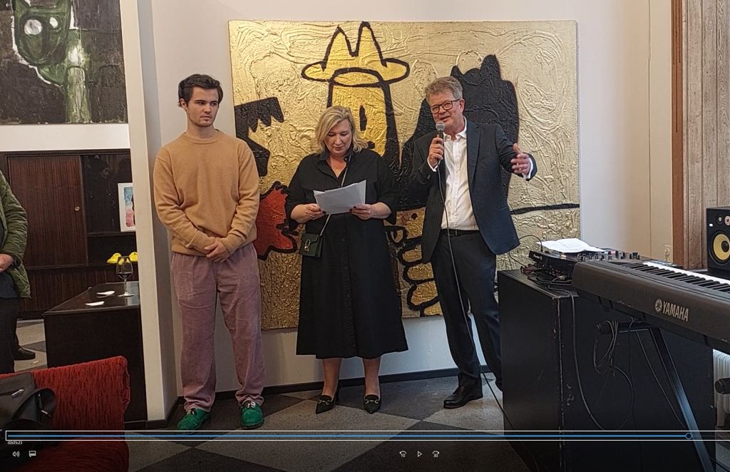 Stremitzer's tweet image. Ausstellungseröffnung: #ArtmeetsFurniture
#ArtmeetsDesign mit Lukas Soldo
Ein paar launige Worte nach der profunden Rede meiner Frau