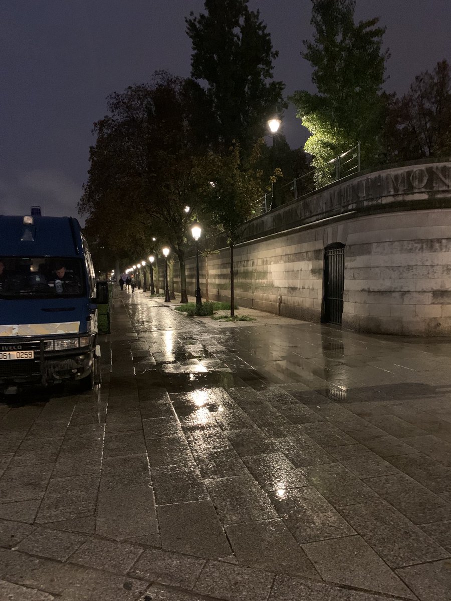 Une bien belle image un peu gâchée par le responsable de patrouille qui me répète deux fois sans desserrer les dents «  on restera pas Vitam Eternam » le latin lui plait ! Préparons nous donc au retour des toxs ⁦<a href="/NunezLaurent/">Laurent Nuñez</a>⁩  ⁦<a href="/afpfr/">Agence France-Presse</a>⁩ ⁦<a href="/le_Parisien/">Le Parisien</a>⁩