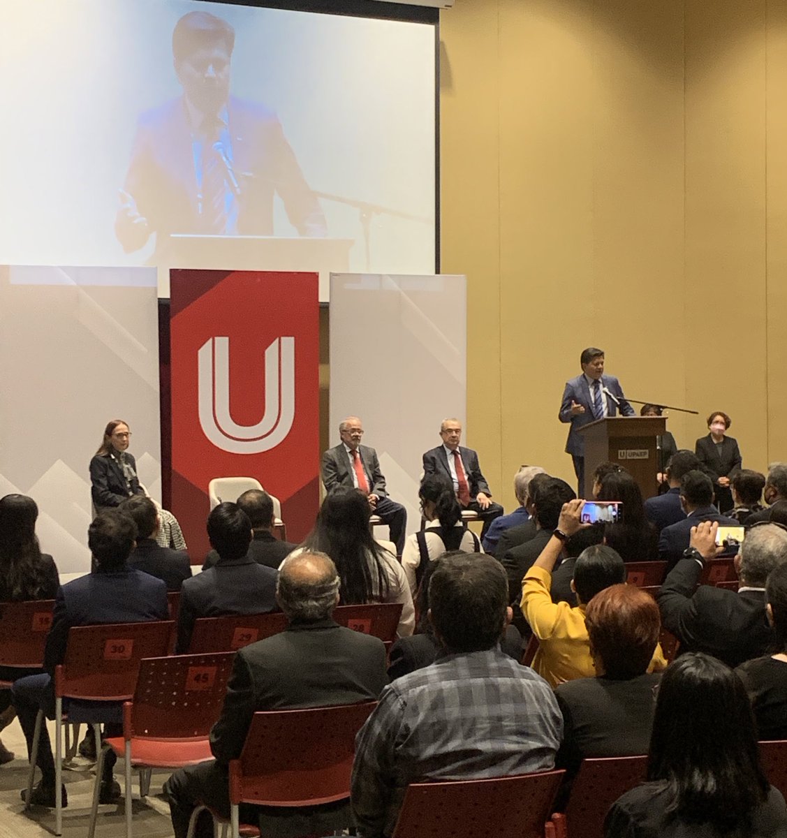 UPAEP's tweet photo. Entrega de reconocimientos de la @NASA_es a los participantes del proyecto AztechSat.
#SoyUPAEP #AztechSat #LaUniversidadTransformadora https://t.co/YH8WWmW6OE