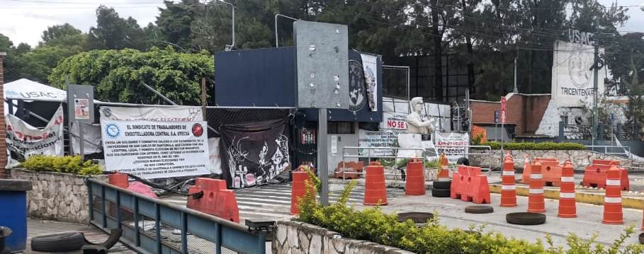 PanCalienteGT's tweet photo. Cúanto habrá que seguir esperando para que alguien haga algo porque la @usacenlinea vuelva a la normalidad? Hoy en día eso parece basurero, los que están adentro se la pasan bebiendo y de fiesta todos los días! Tienen el 5% del presupuesto del país para nada  @PDHgt @DrGiammattei https://t.co/udceGPRQDt