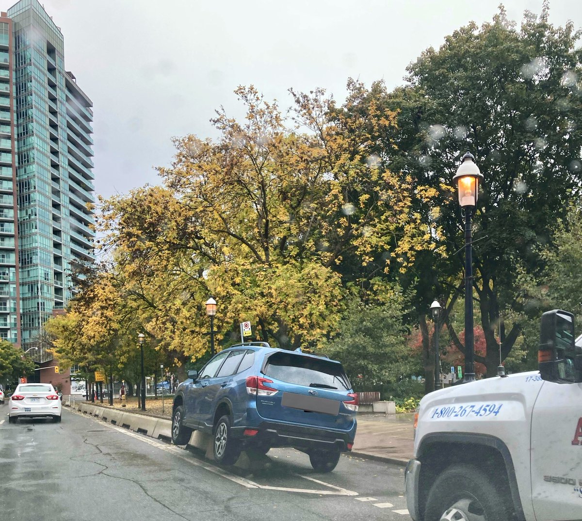 TPS_BikeHart's tweet image. Seen today in Toronto how does this even happen? Hope everyone was alright including any cyclist that could have been riding next or near by 🤯🫣 #BikeTO