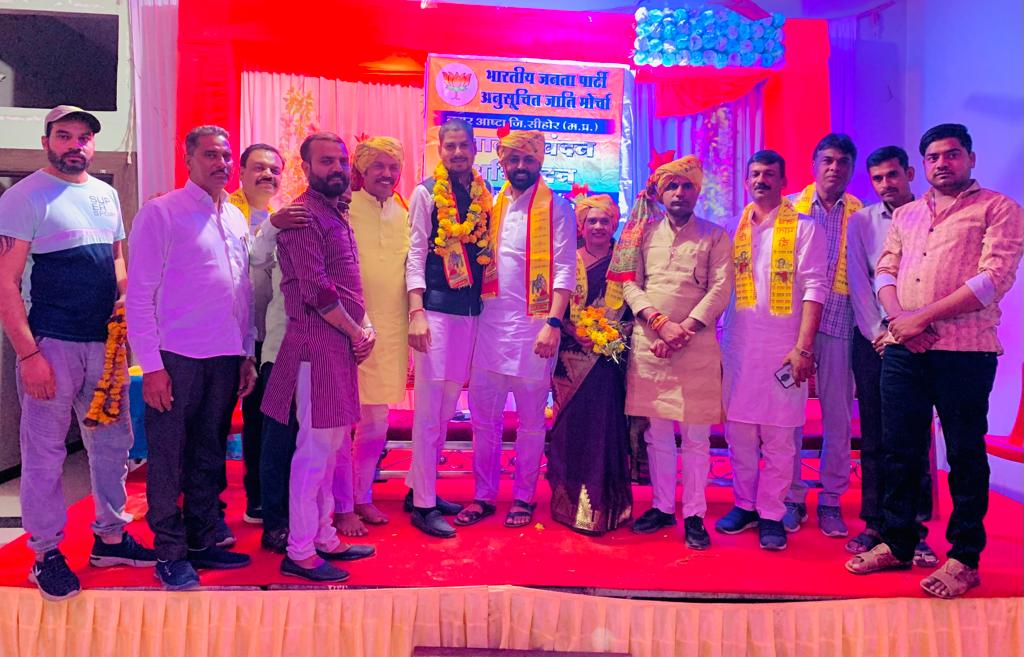 baljeet4bjp's tweet photo. भाजपा अ.जा मोर्चा आष्टा नगर के सभी सम्मानीय पदाधिकारीगण से भेट कर सांगठनात्मक विषयो पर चर्चा की।
इस अवसर पर भाजपा अजा मोर्चा जिलाध्यक्ष श्री नवीन चौहान,भाजपा आष्टा मण्डल अध्यक्ष श्री अतुल शर्मा,अजा मोर्चा मण्डल अध्यक्ष अरविन्द जी एवं देवतुल्य कार्यकर्तागण उपस्थित रहे।
#Ashtamp https://t.co/raBz12DX7X